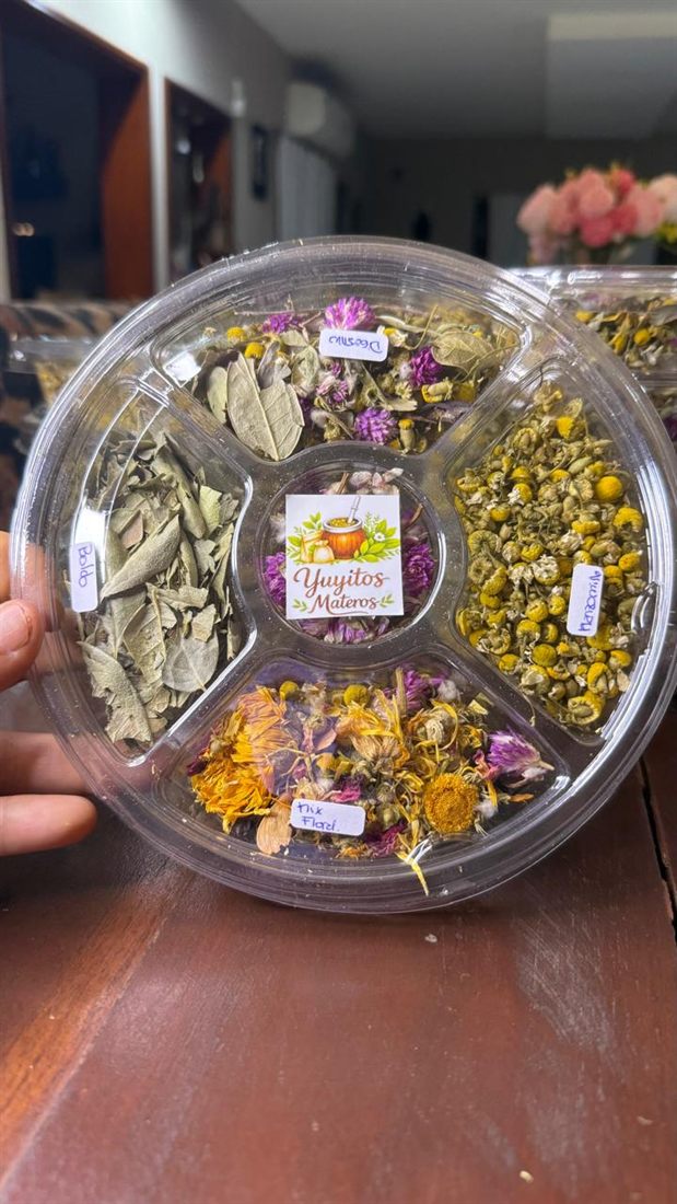 Rueda de yuyos con rodaja de limón y canela