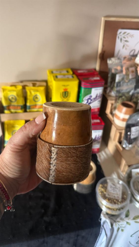Mate de calabaza con virola de cuero